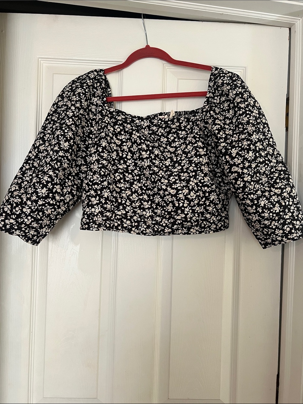 Levi's Black and White Floral Puff Sleeve Crop Top